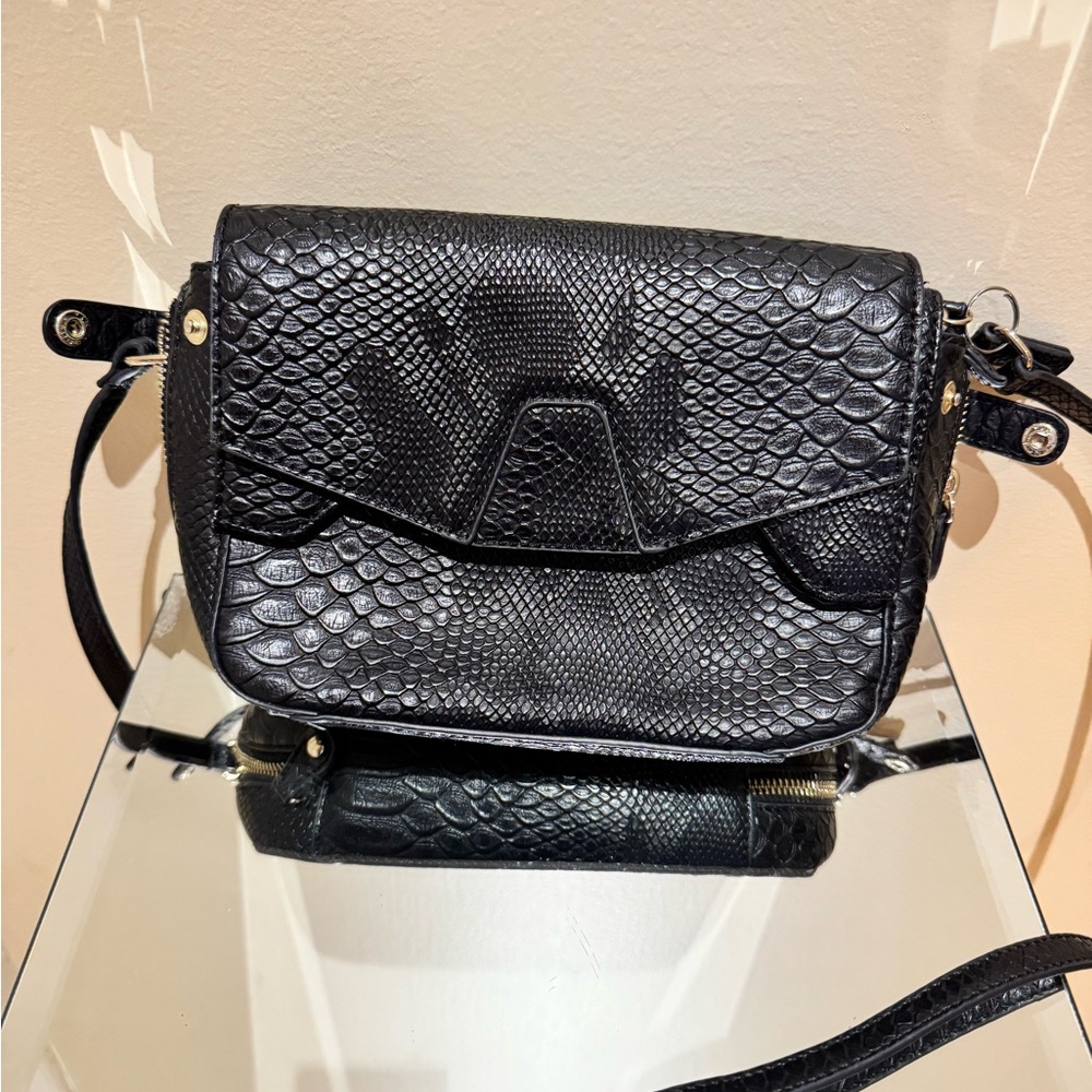 Elegant Black Textured Crossbody Bag